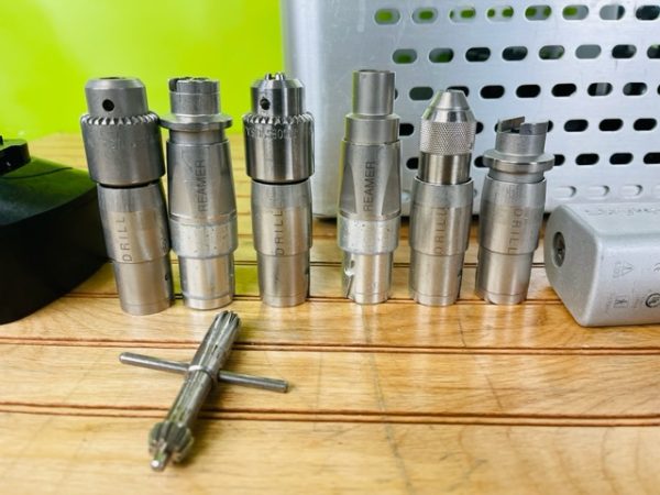 STRYKER SYSTEM 4 POWER INST SET- 4108 SAGITAL SAW, 4103 ROTARY DRILL+ATTACHMENTS (W728) - Image 3